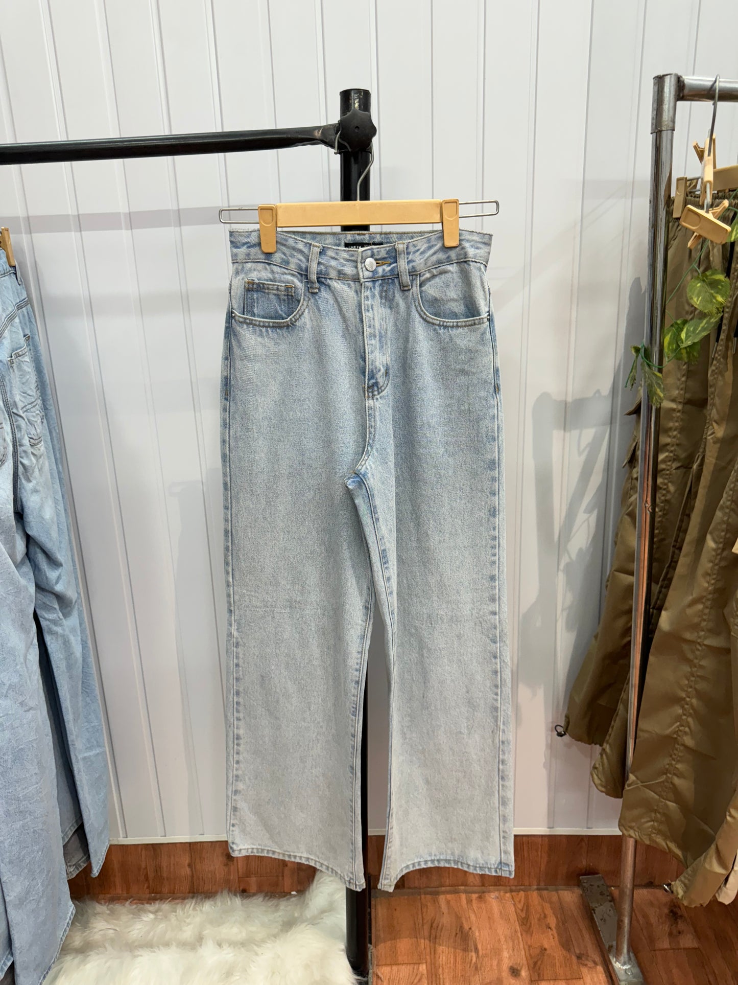 0724- 28 Wideleg Jeans