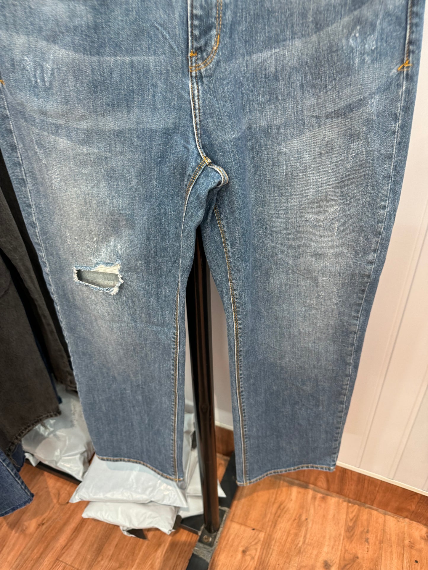 0106-32 Straight Fit Jeans