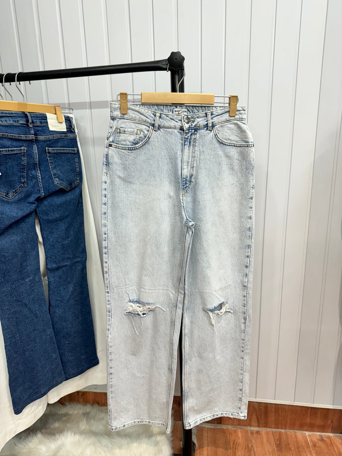 0422-30 Distressed Jeans