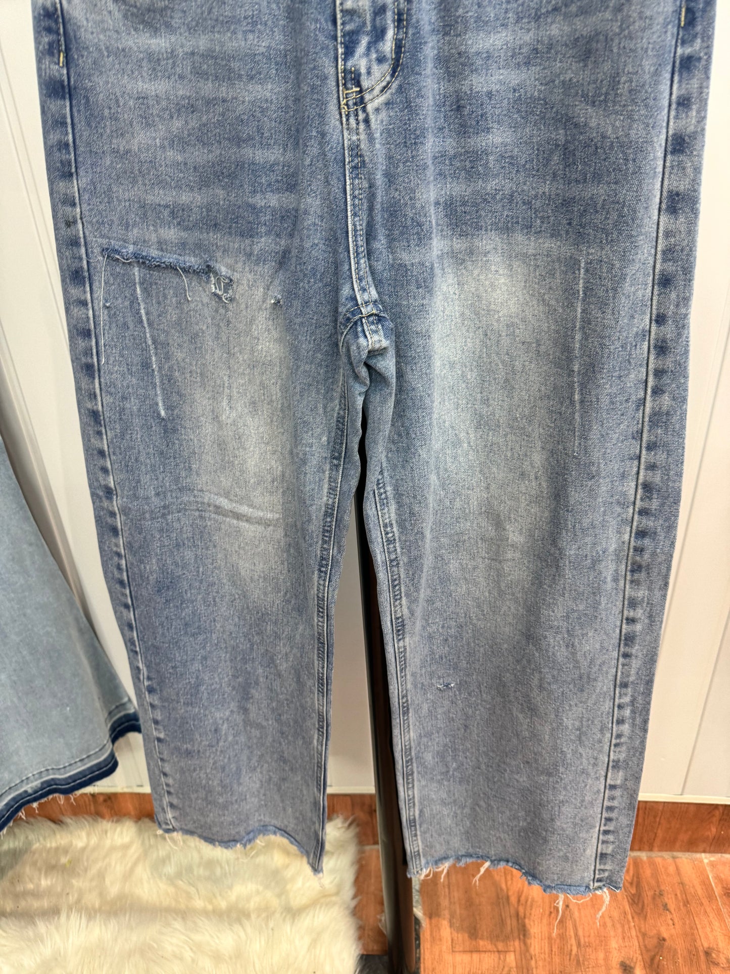 0419-28 Distressed Jeans