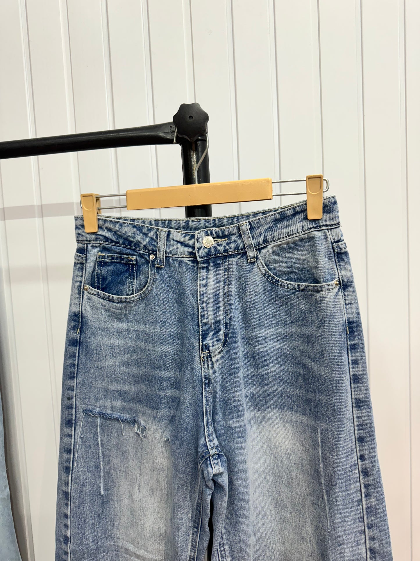 0419-28 Distressed Jeans