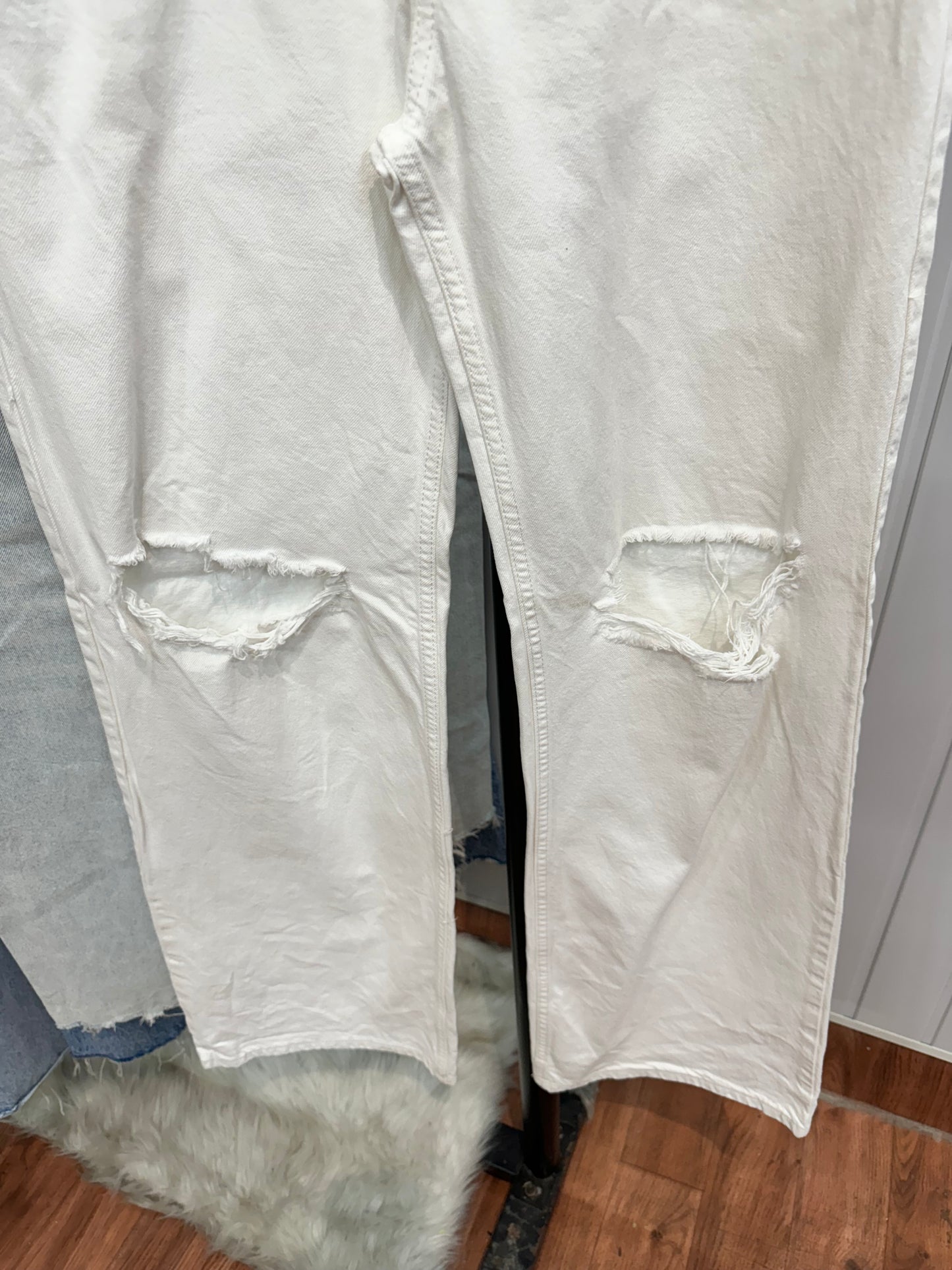 0428-28 White Distressed Wideleg jeans