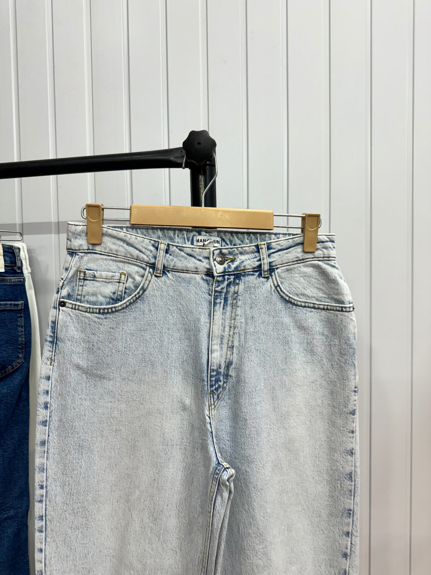 0422-30 Distressed Jeans