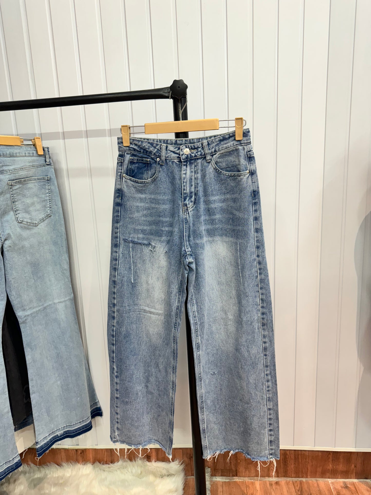 0419-28 Distressed Jeans