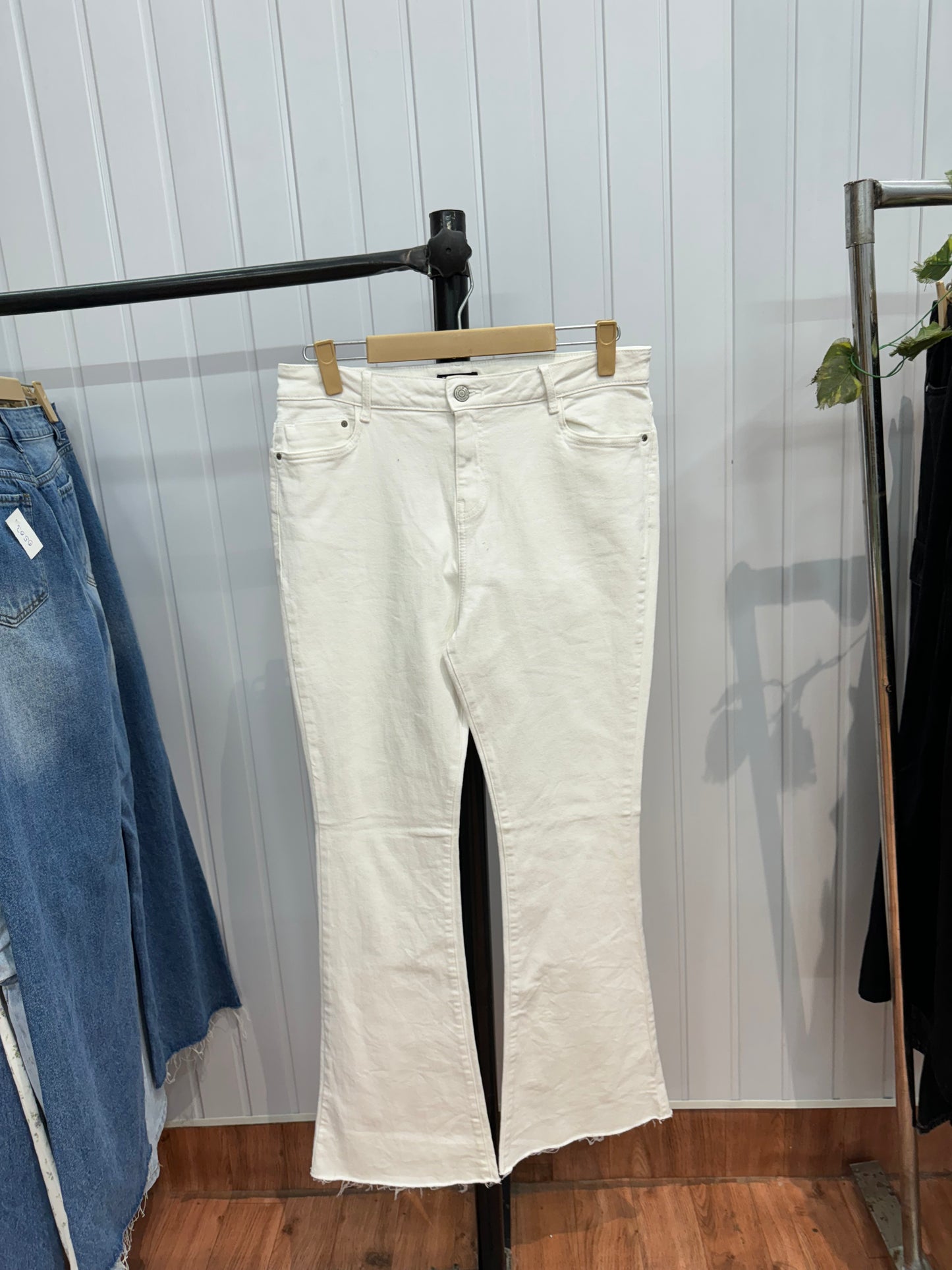 0504-32 White Bootcut Jeans