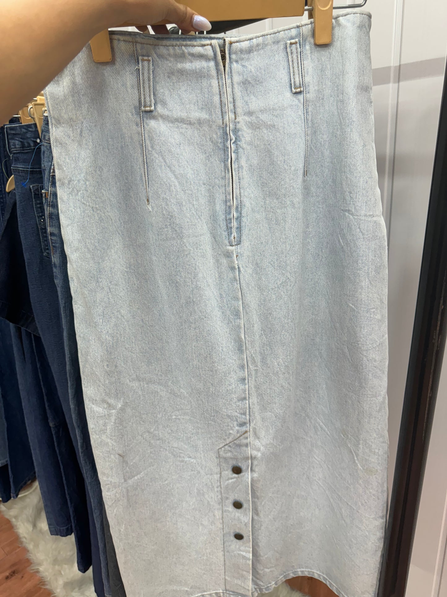 S73-30 Lightwash Denim Skirt