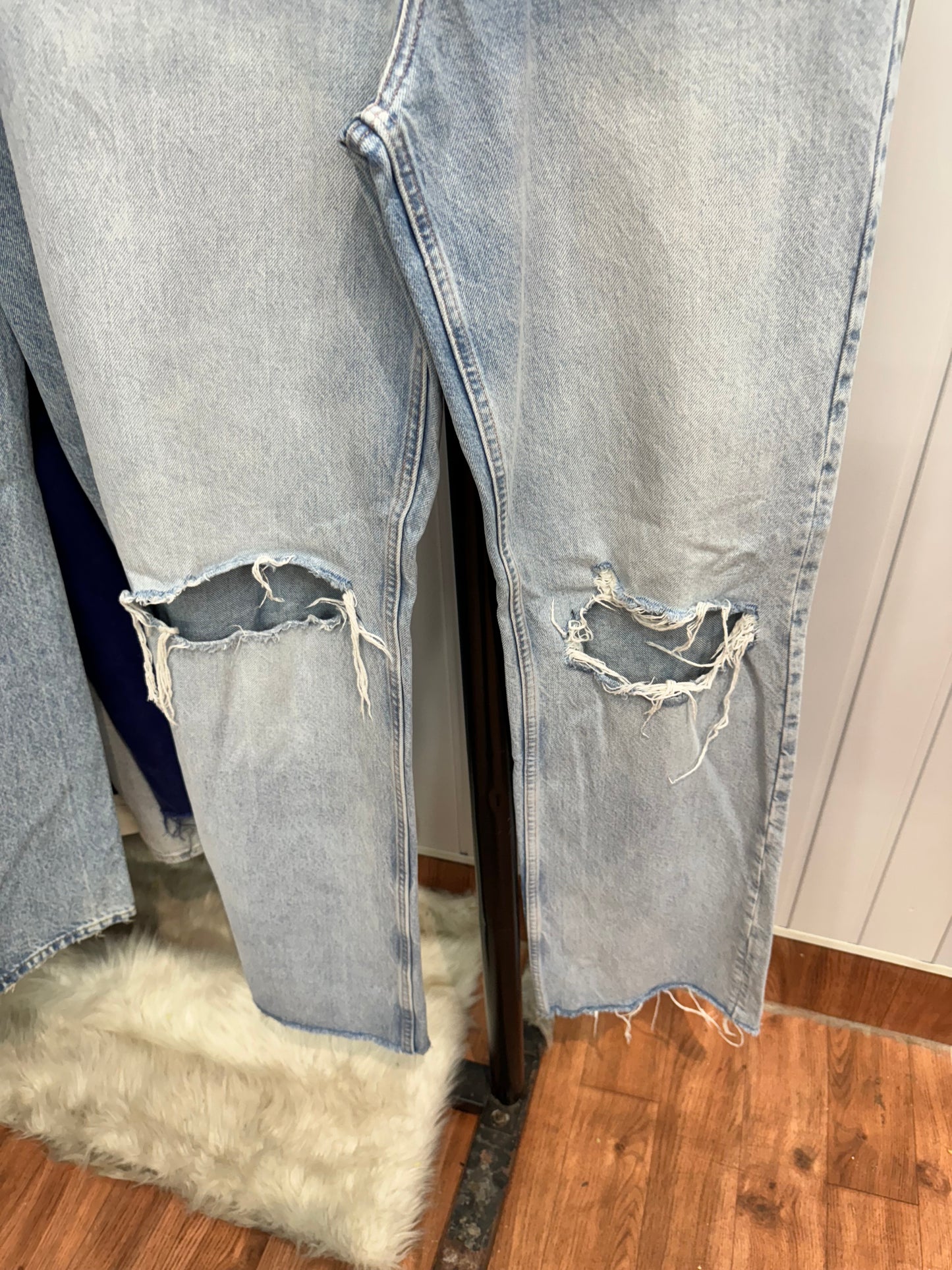 0425-28 Distressed Wideleg Jeans