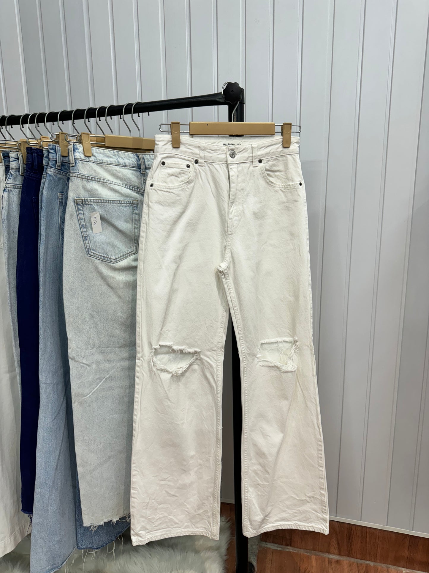 0428-28 White Distressed Wideleg jeans