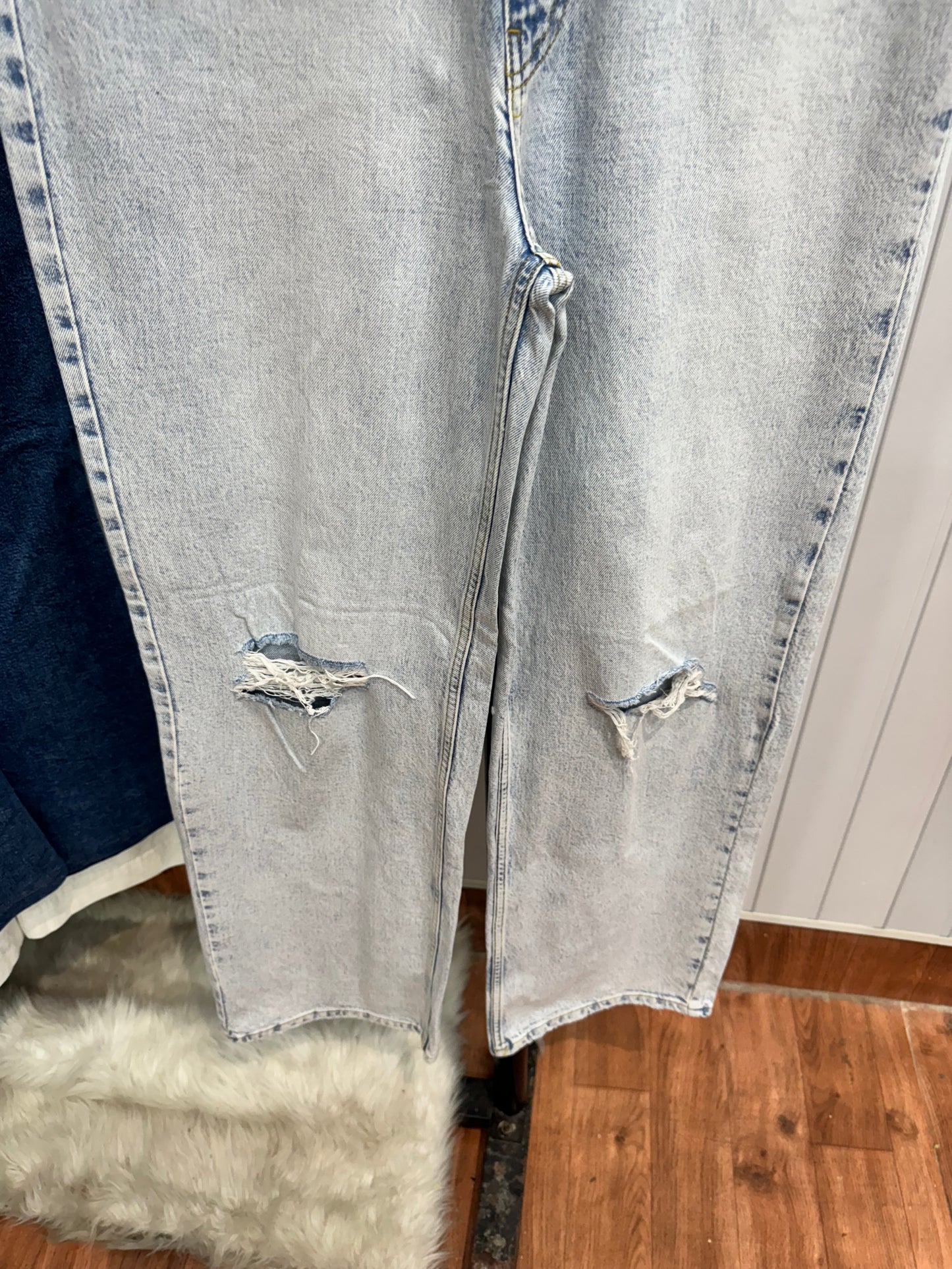 0422-30 Distressed Jeans