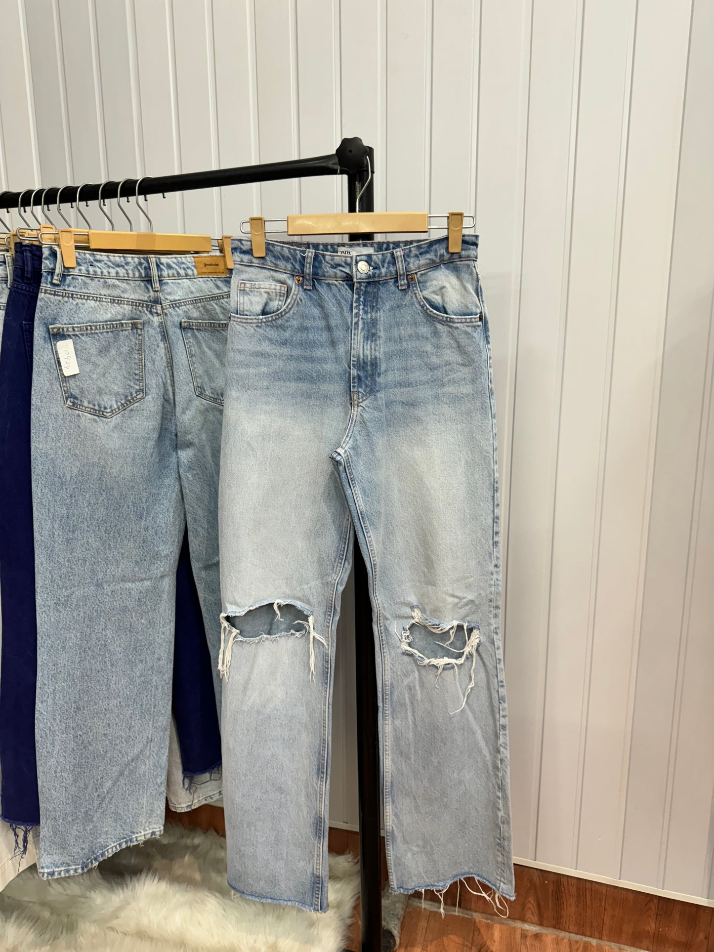 0425-28 Distressed Wideleg Jeans